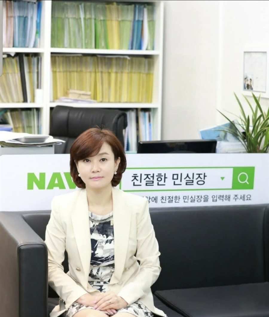 친절한부동산중개법인(주) 대표 민정원, 사무실에서